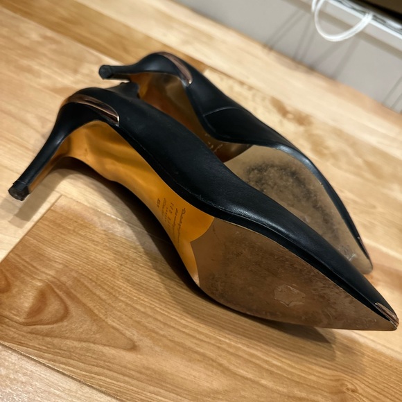 Ted Baker Black Pointed Pumps / Heels Gold Detail - Picture 3 of 4